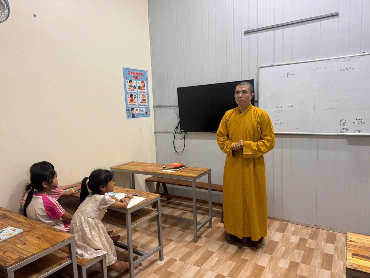 Lớp học đặc biệt ở chùa Bụt