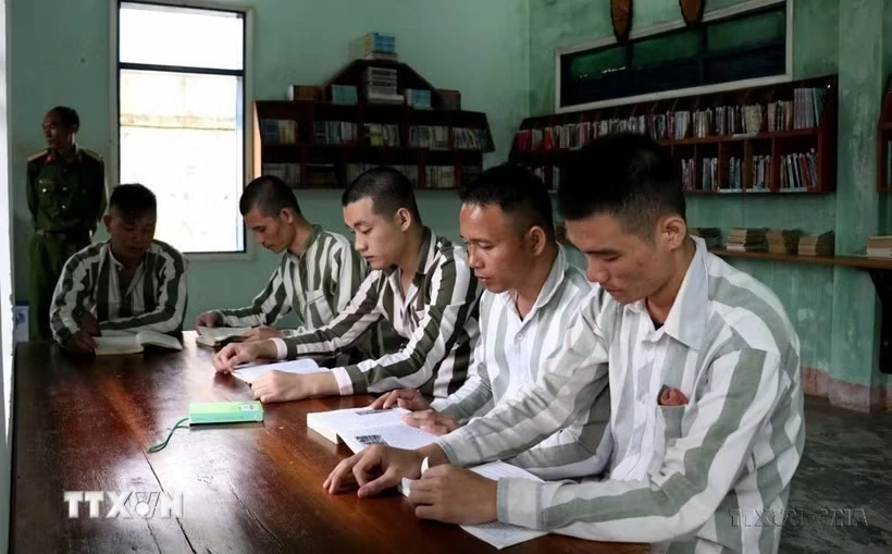 Tổ chức dạy chương trình xóa mù chữ cho phạm nhân chưa biết chữ hoặc tái mù chữ