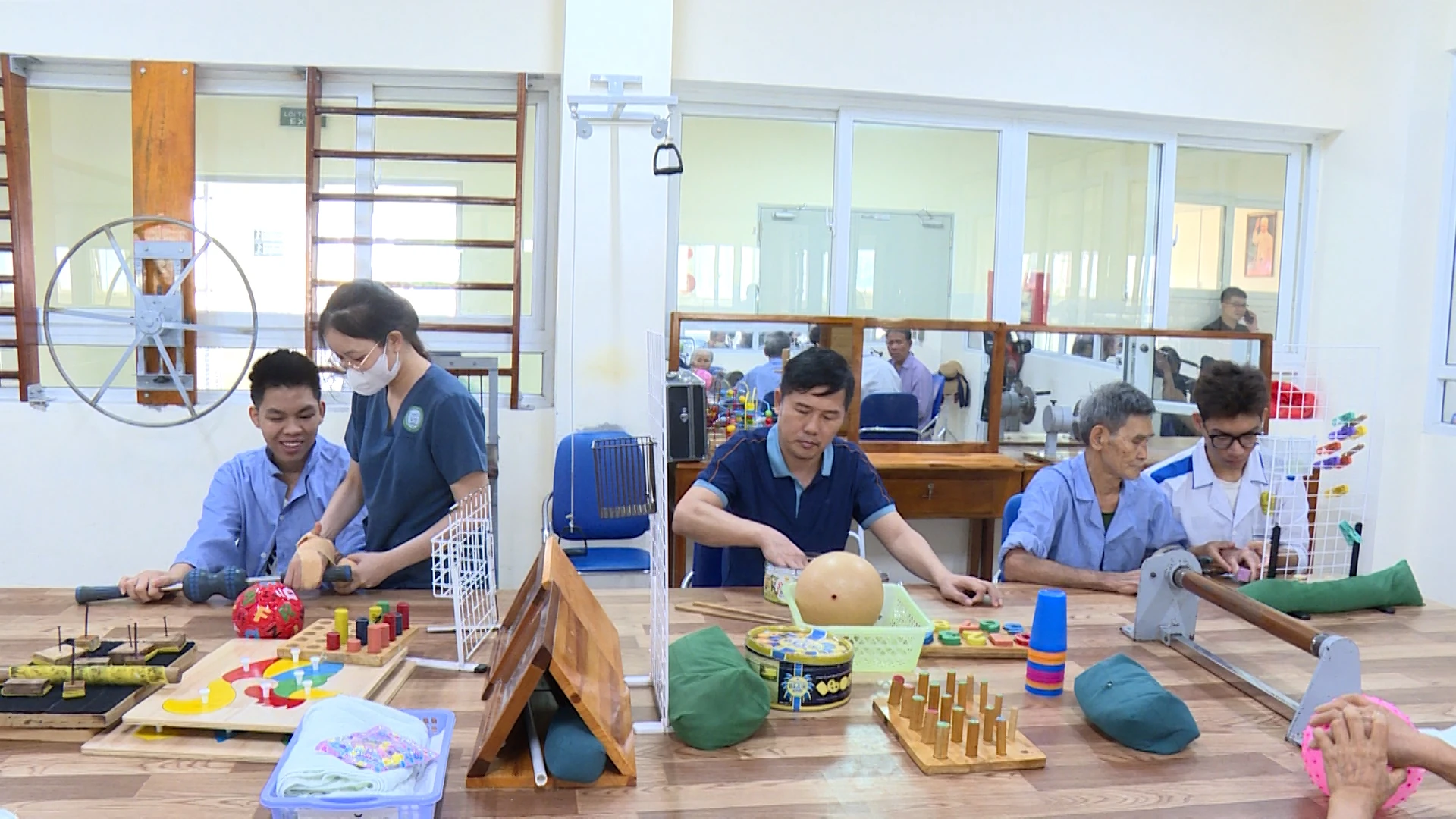 Những người “hồi sinh” những mảnh đời bất động