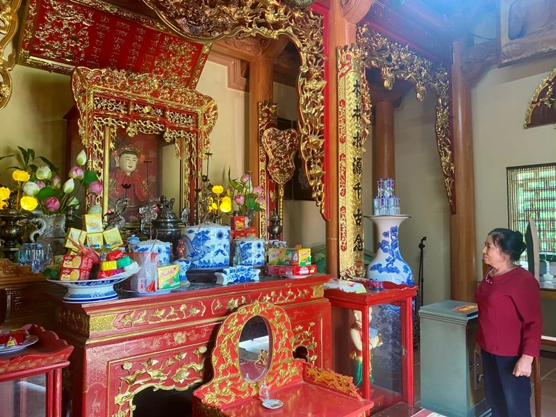 Thăm lăng Quốc Mẫu trên đất Yên Lăng