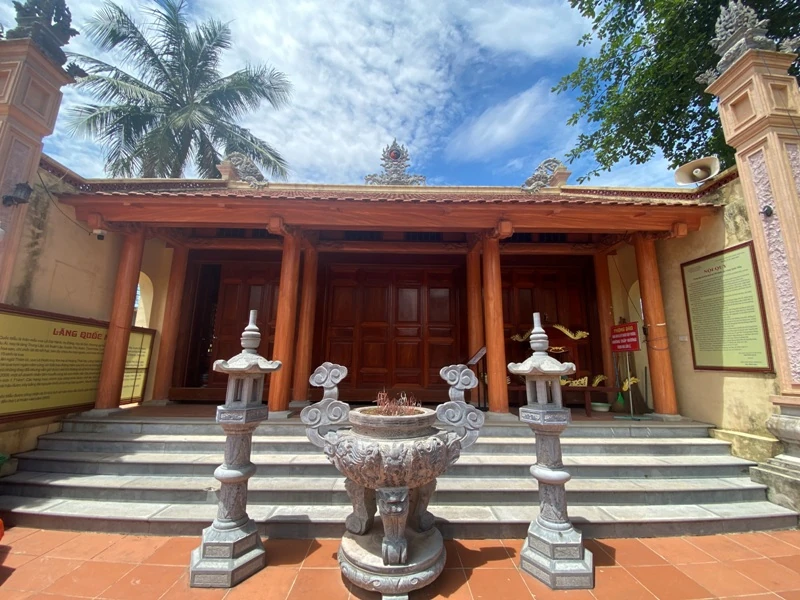 Thăm lăng Quốc Mẫu trên đất Yên Lăng