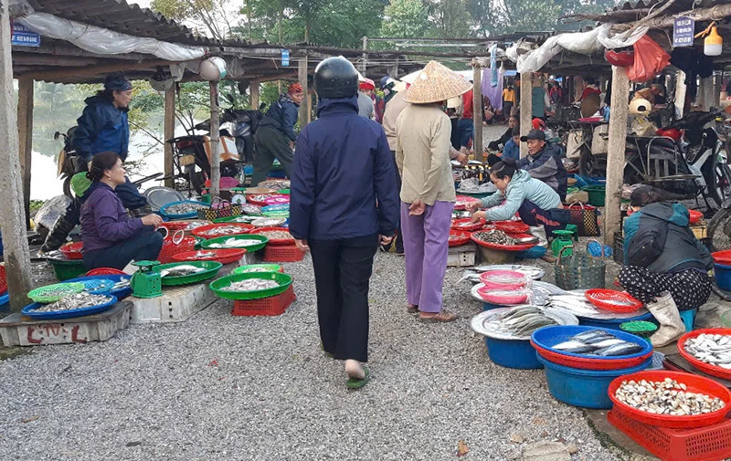 Giữ gìn chợ quê như giữ hồn làng Việt