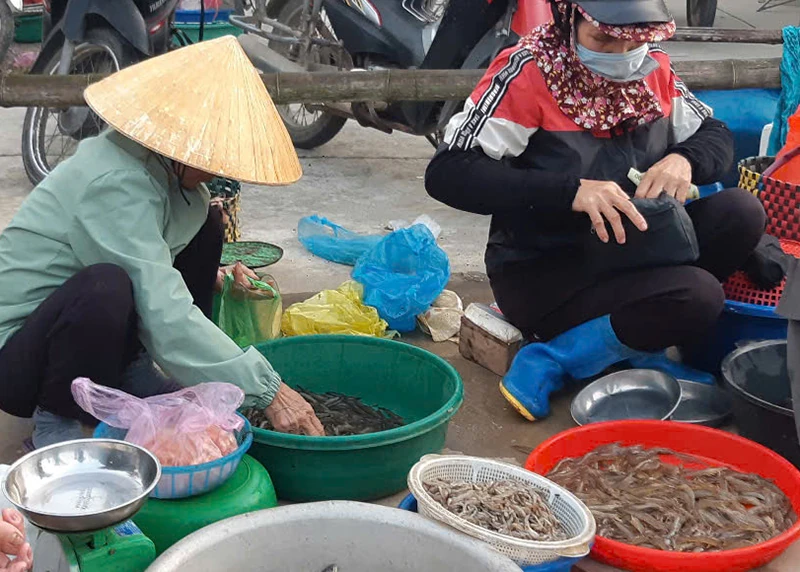 Giữ gìn chợ quê như giữ hồn làng Việt