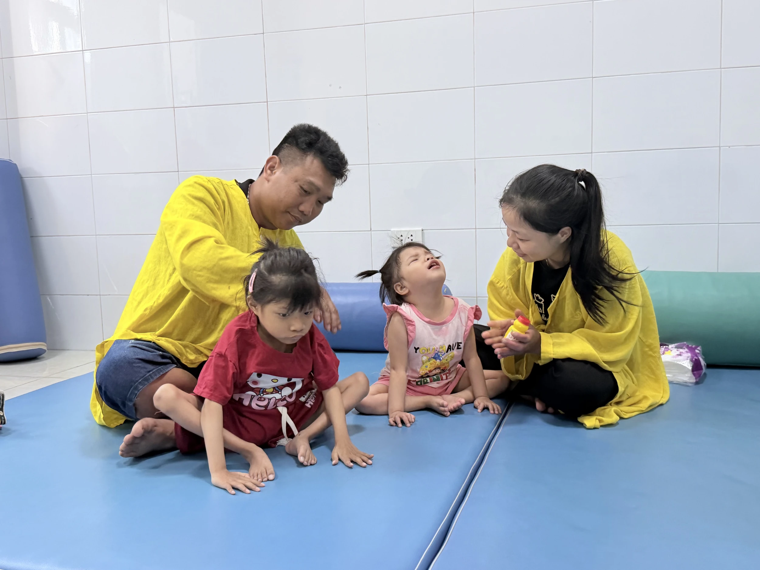 Nụ cười chiến binh nhí