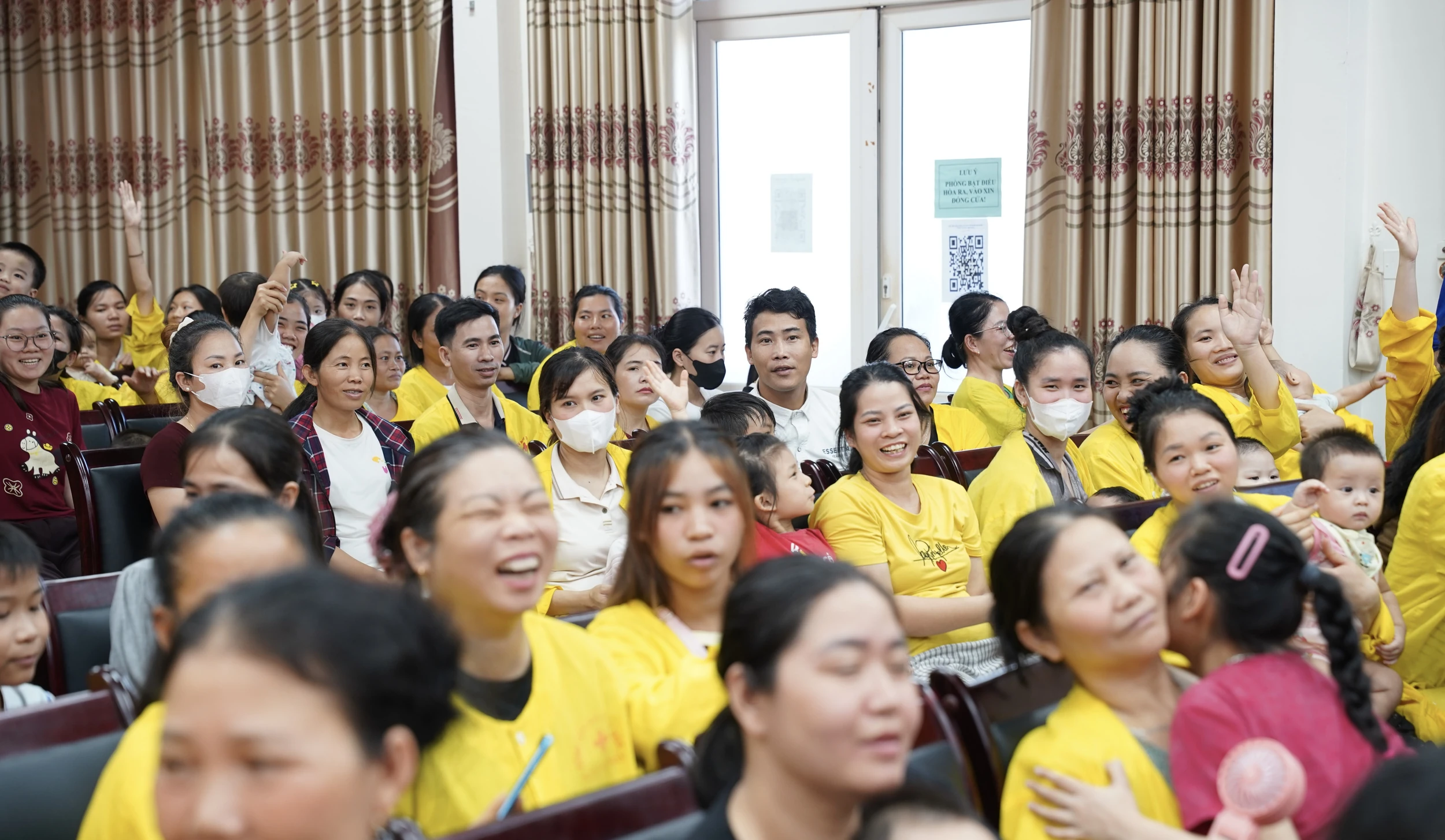 Nụ cười chiến binh nhí