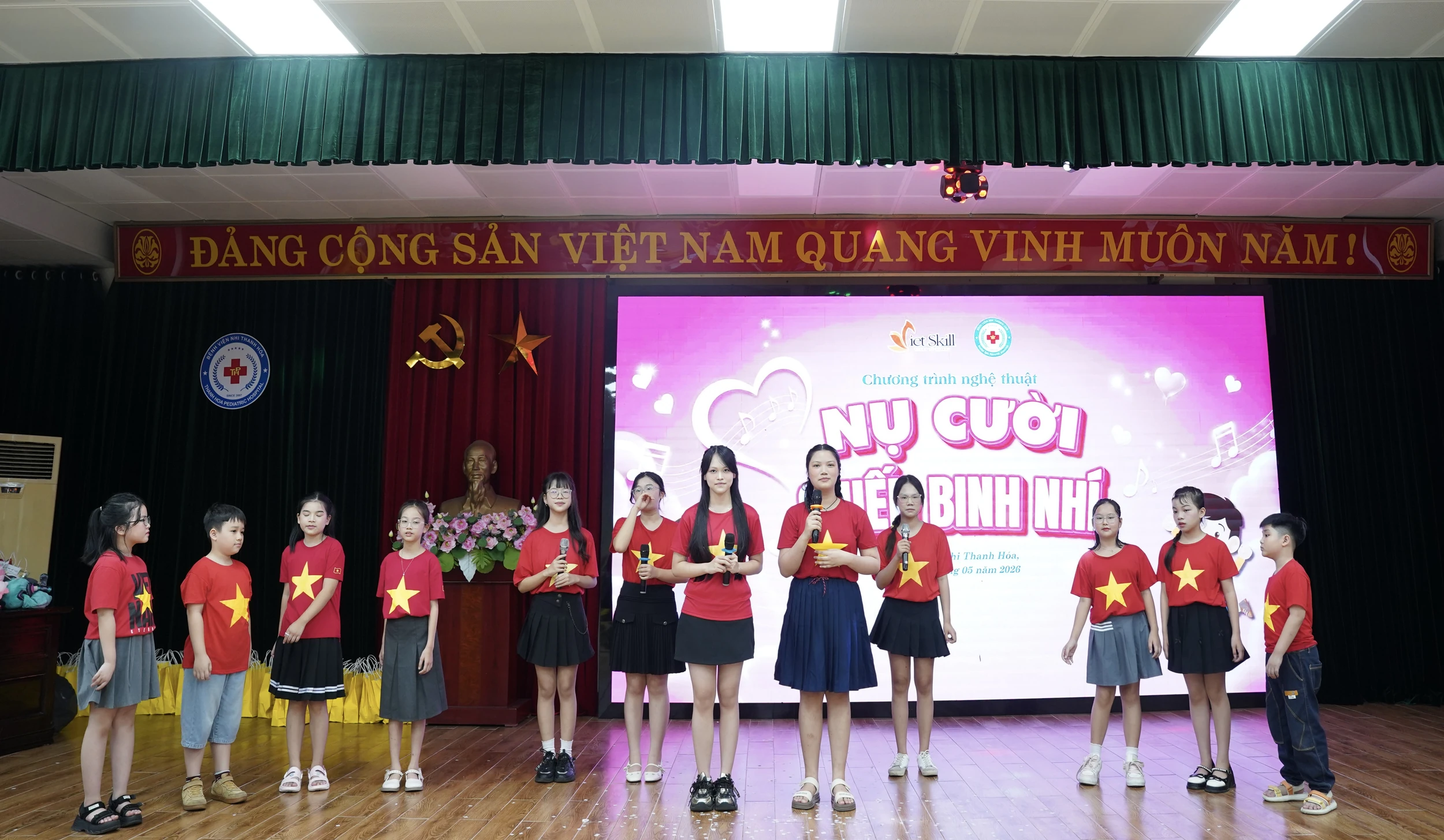 Nụ cười chiến binh nhí