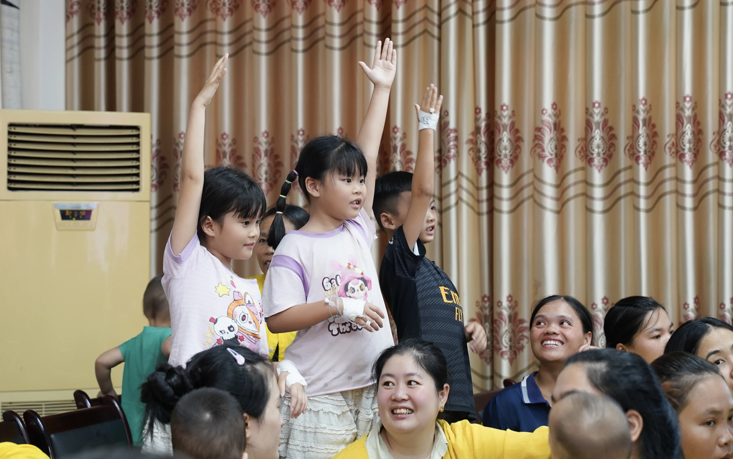 Nụ cười chiến binh nhí