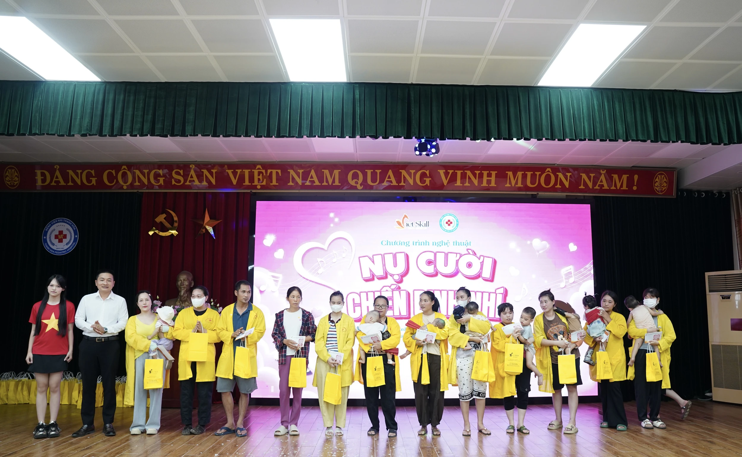 Nụ cười chiến binh nhí