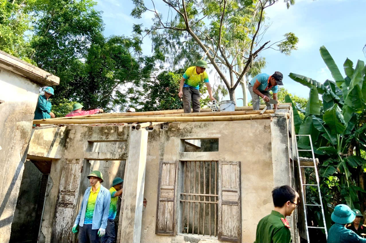“Ngày Chủ nhật vì Dân” chung tay hỗ trợ hộ nghèo sửa chữa nhà ở tại phường Tân Dân