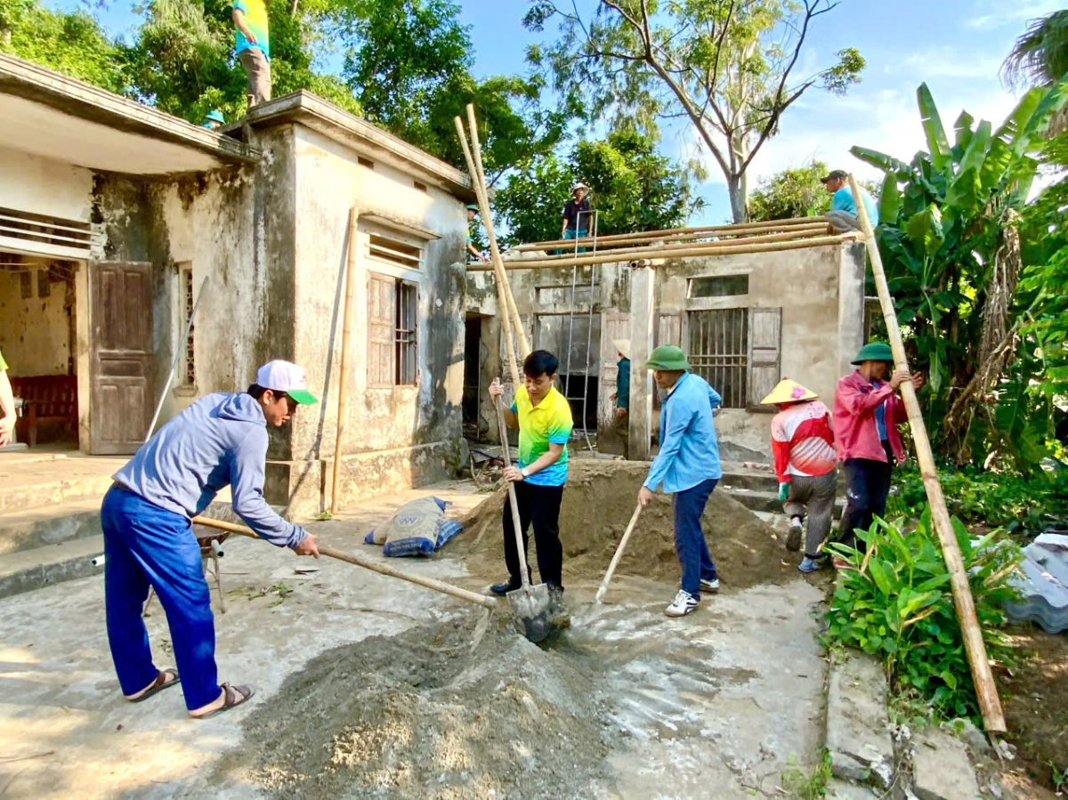 “Ngày Chủ nhật vì Dân” chung tay hỗ trợ hộ nghèo sửa chữa nhà ở tại phường Tân Dân