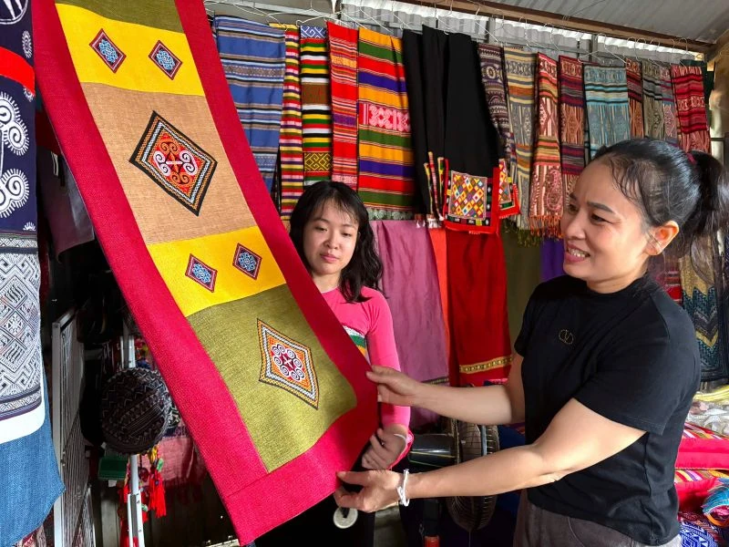 Phiên chợ vùng cao - Nơi kể chuyện văn hóa