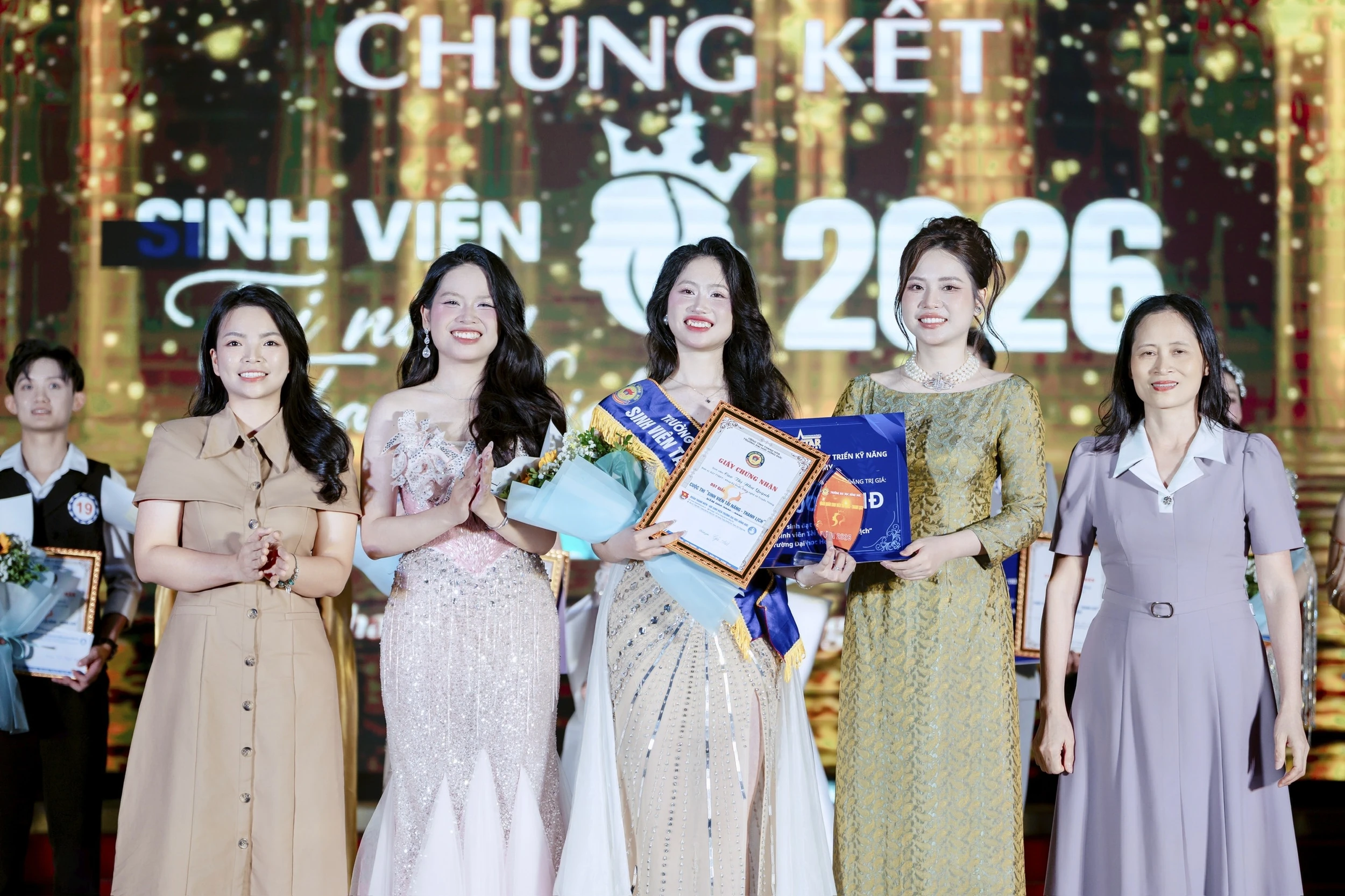 Nữ sinh viên “3 trong 1” - Học giỏi, mê công tác đoàn và khát khao trở thành nhà báo