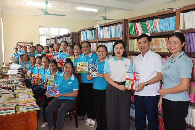 Trao tặng 500 đầu sách cho Thư viện xã Nga Sơn