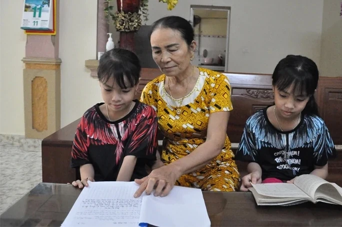 Tặng Bằng khen cho 26 tập thể, cá nhân có thành tích xuất sắc trong công tác gia đình