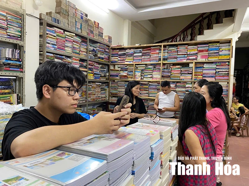 Nhiều phụ huynh vẫn tìm mua sách giáo khoa cũ