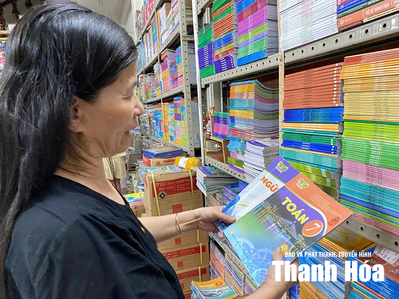 Nhiều phụ huynh vẫn tìm mua sách giáo khoa cũ