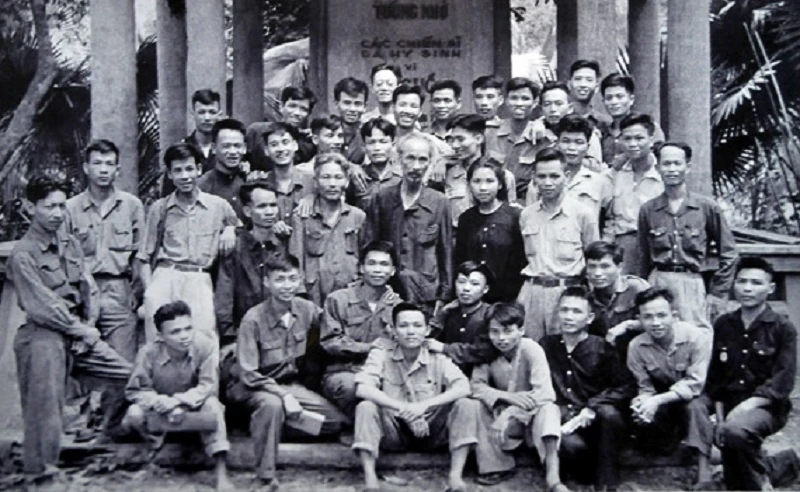 Ngày này năm xưa (5/7): Bác Hồ tặng Huy hiệu cho Trung đội dân quân gái Hoa Lộc bắn rơi máy bay Mỹ