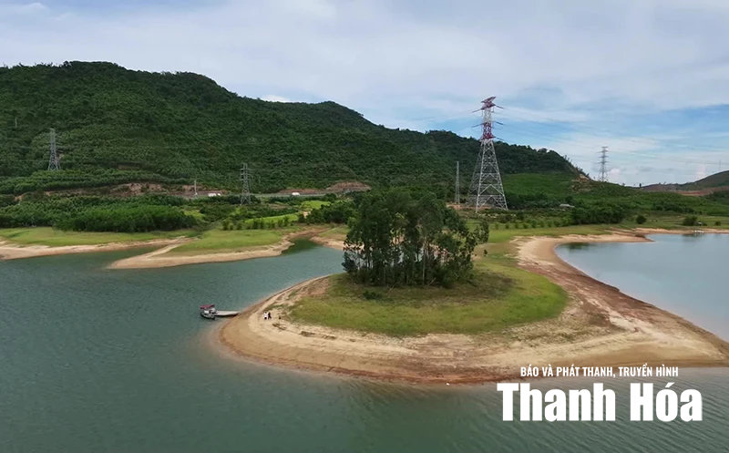 Về hồ Yên Mỹ mượn bờ vai xanh
