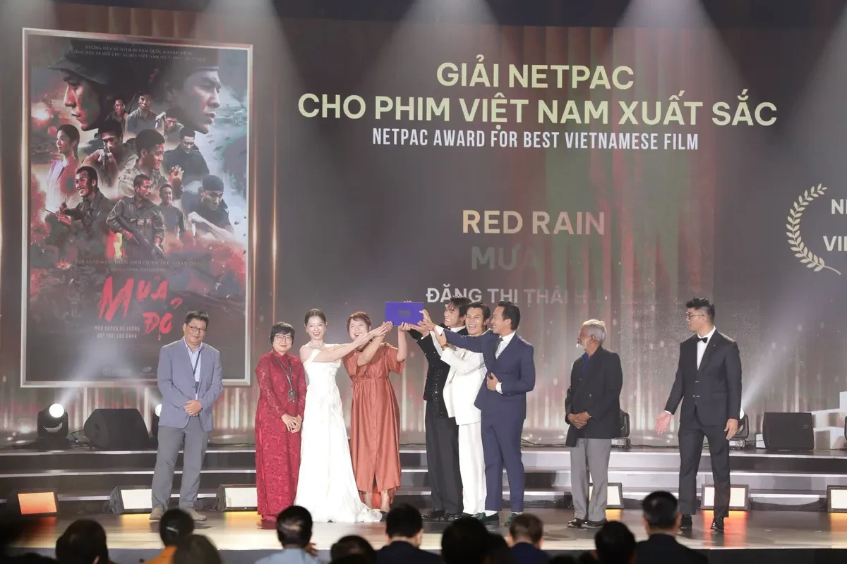 Đạo diễn Mưa đỏ Đặng Thái Huyền có niềm vui nhân đôi