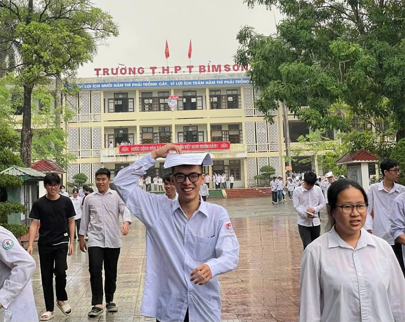 Tách kỳ thi tốt nghiệp và đại học: Cần có kỳ thi tuyển sinh theo chuẩn chung