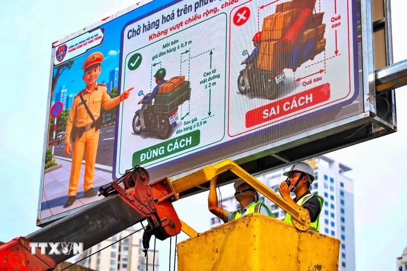 Hà Nội chính thức vận hành 36 màn hình LED cảnh báo giao thông