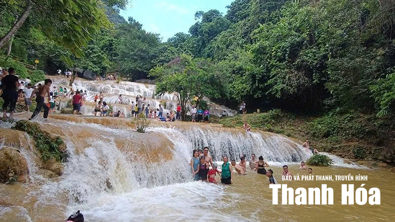 Đánh thức bản Mường dưới chân thác Mây