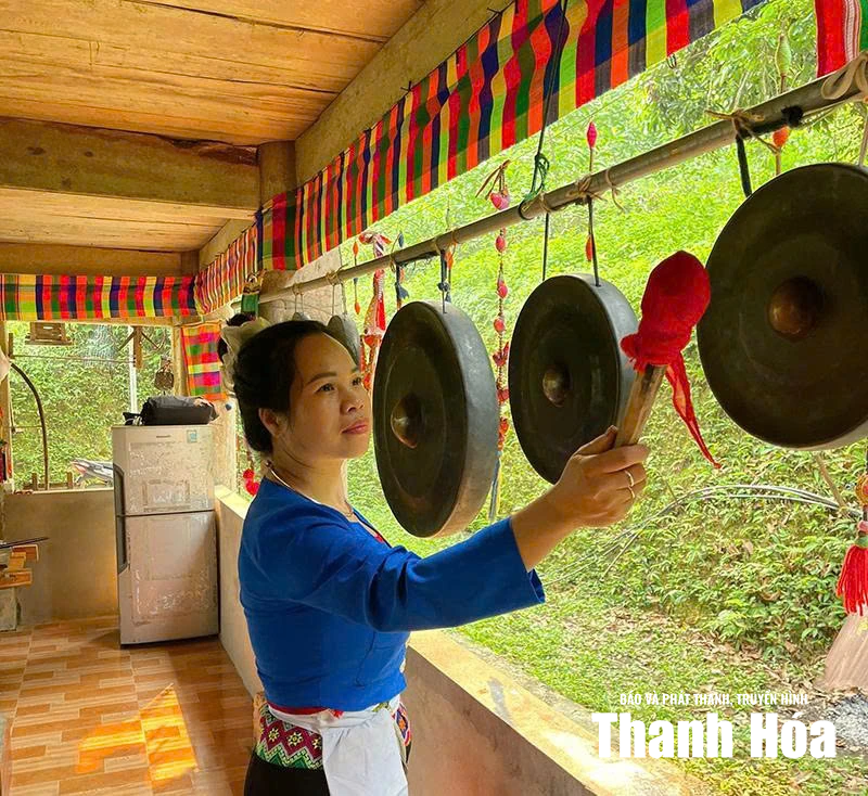 Đánh thức bản Mường dưới chân thác Mây