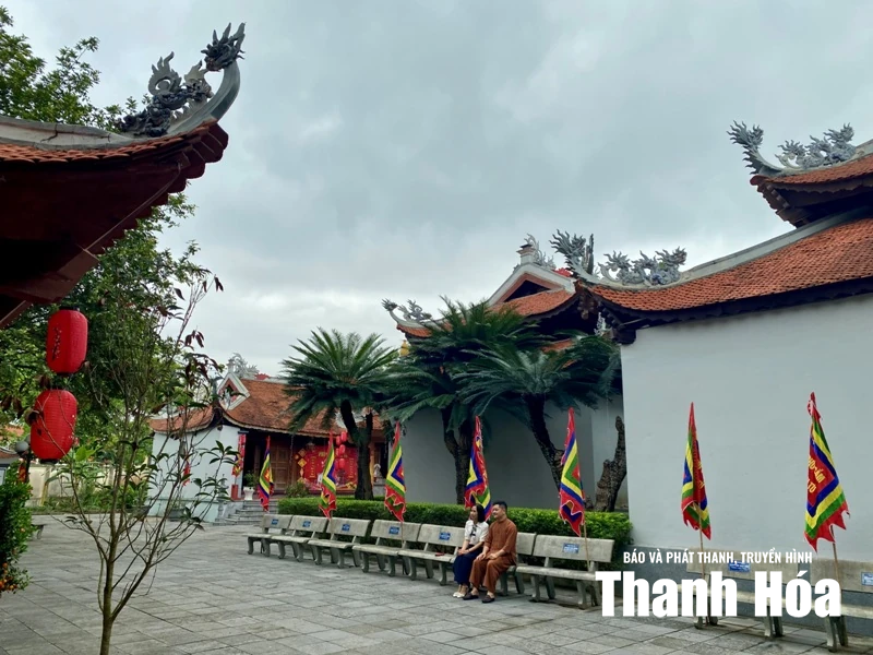 Chốn thiêng bên ngã ba sông