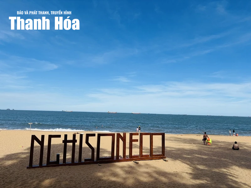 Theo chân nắng hè khám phá Bãi Đông