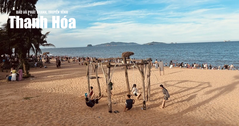 Theo chân nắng hè khám phá Bãi Đông