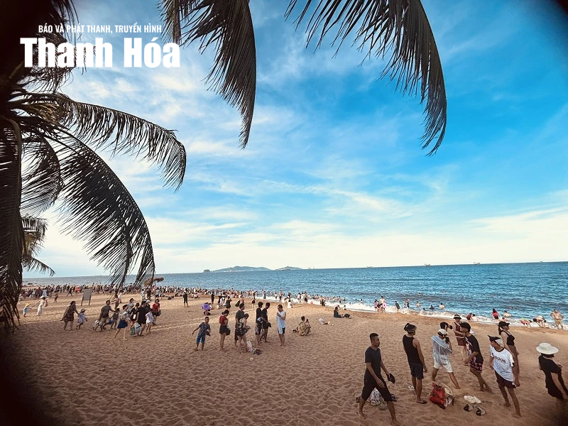 Theo chân nắng hè khám phá Bãi Đông