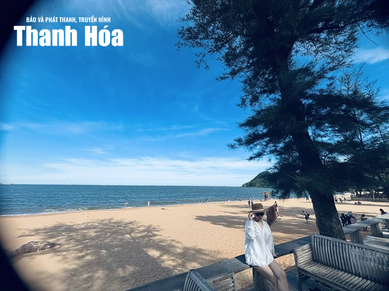 Theo chân nắng hè khám phá Bãi Đông