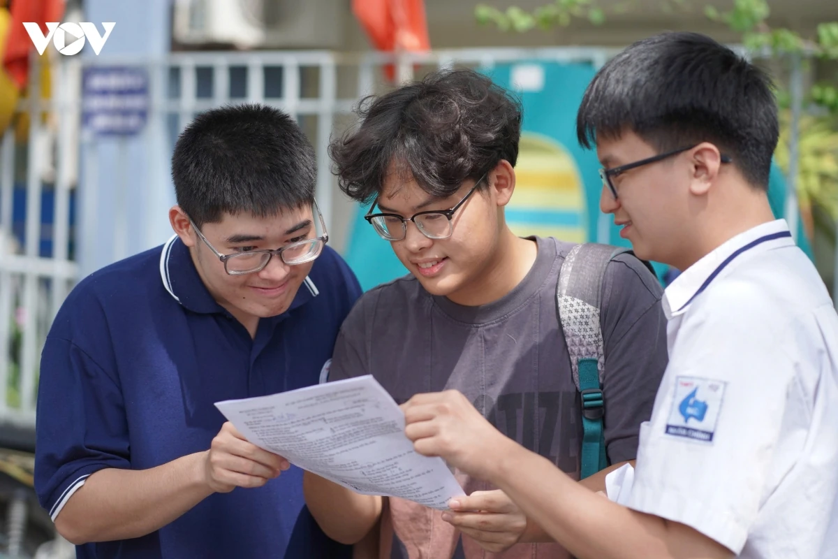 Dự báo điểm chuẩn đại học 2026: Khối kinh tế giảm nhẹ, y dược đi ngược xu hướng
