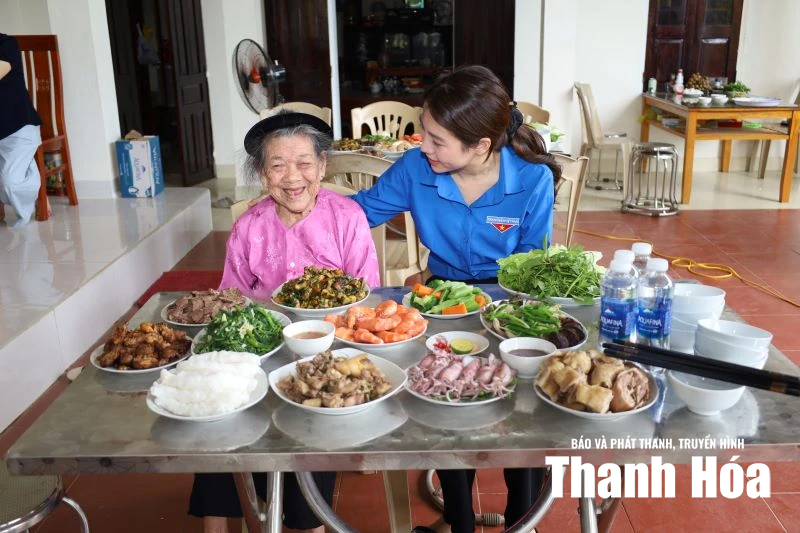 Bữa cơm tri ân - Ấm áp nghĩa tình