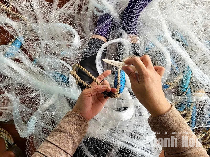 Giữ nghề đan, vá lưới giữa nhịp sống hiện đại