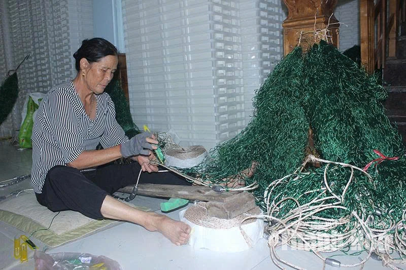 Giữ nghề đan, vá lưới giữa nhịp sống hiện đại