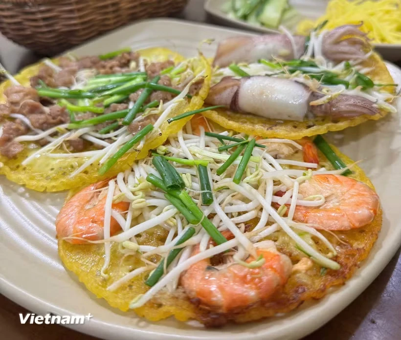 Bánh xèo tôm nhảy - món ăn phải thử khi đến Quy Nhơn