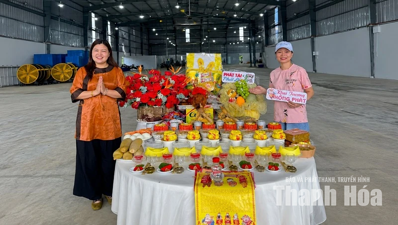 Khéo tay kết trọn tâm thành
