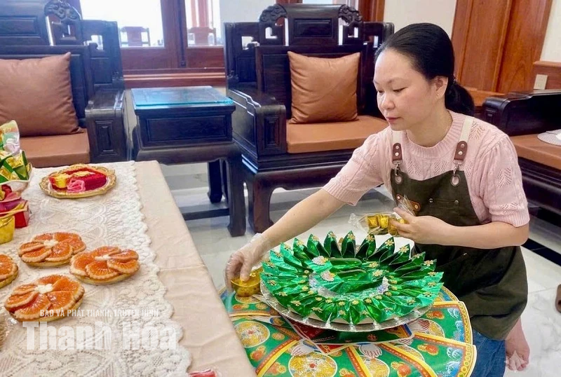 Khéo tay kết trọn tâm thành