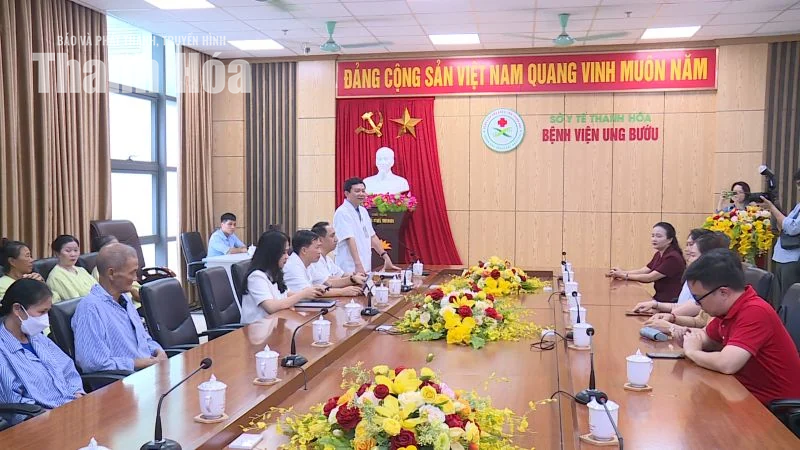 Trao quà cho bệnh nhân ung thư có hoàn cảnh khó khăn tại Thanh Hóa