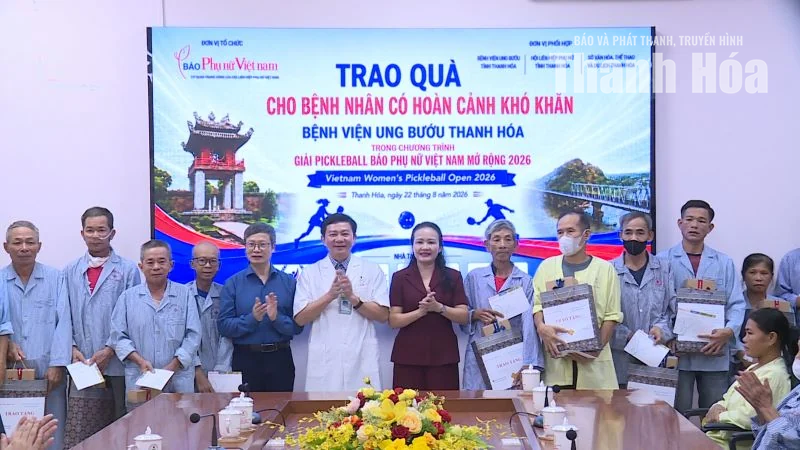 Trao quà cho bệnh nhân ung thư có hoàn cảnh khó khăn tại Thanh Hóa