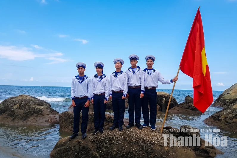 Quê hương thắm sắc cờ sao