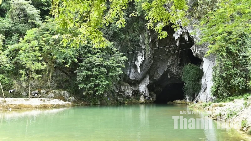 Ẩn mình giữa đại ngàn, hang Quăn níu chân du khách