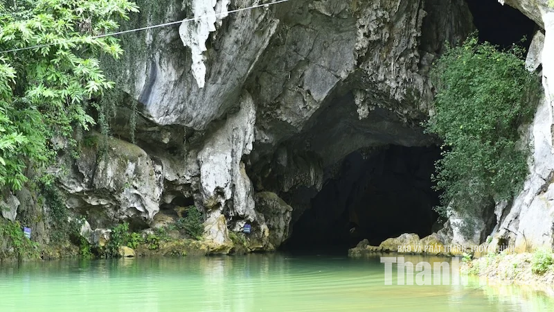 Ẩn mình giữa đại ngàn, hang Quăn níu chân du khách
