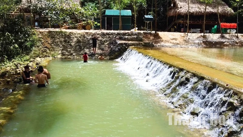 Ẩn mình giữa đại ngàn, hang Quăn níu chân du khách