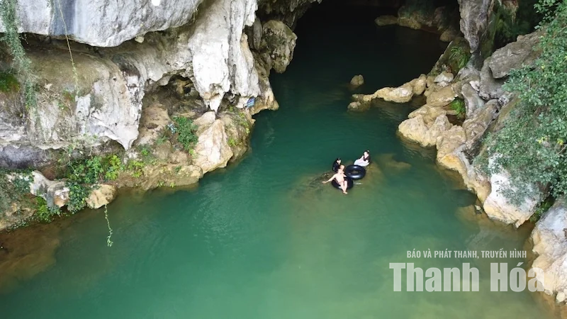 Ẩn mình giữa đại ngàn, hang Quăn níu chân du khách