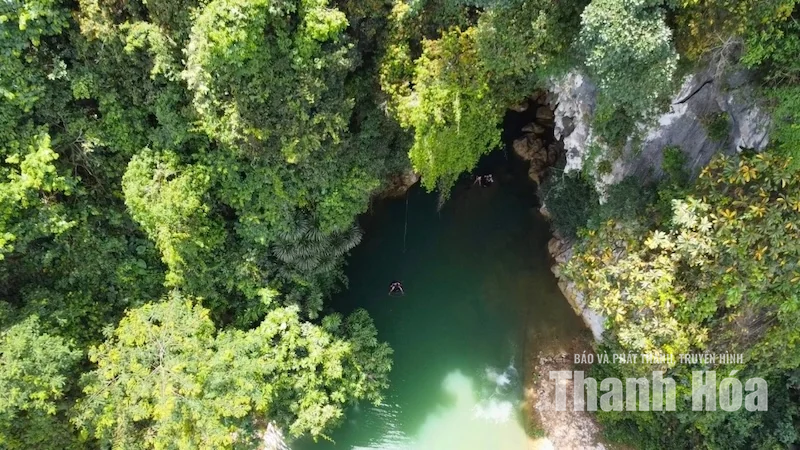 Ẩn mình giữa đại ngàn, hang Quăn níu chân du khách