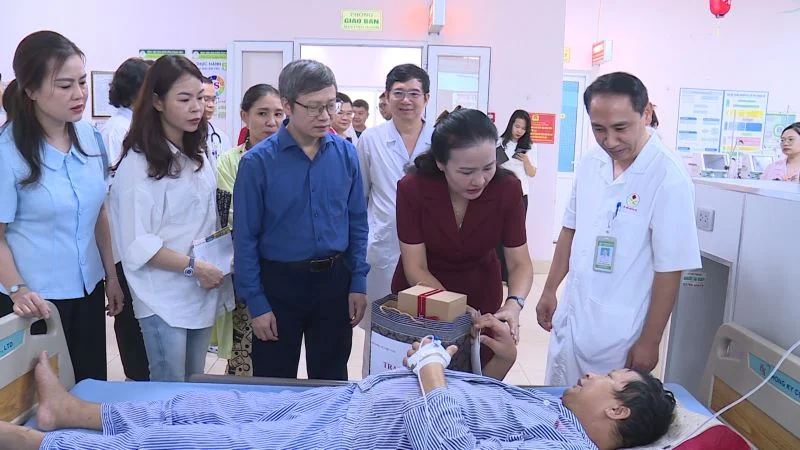 Trao quà cho bệnh nhân ung thư có hoàn cảnh khó khăn tại Thanh Hóa