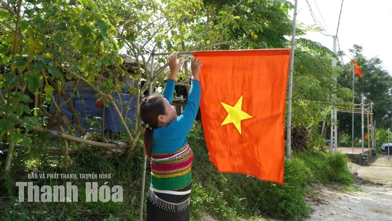 Quê hương rực đỏ sắc cờ