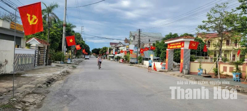 Quê hương rực đỏ sắc cờ